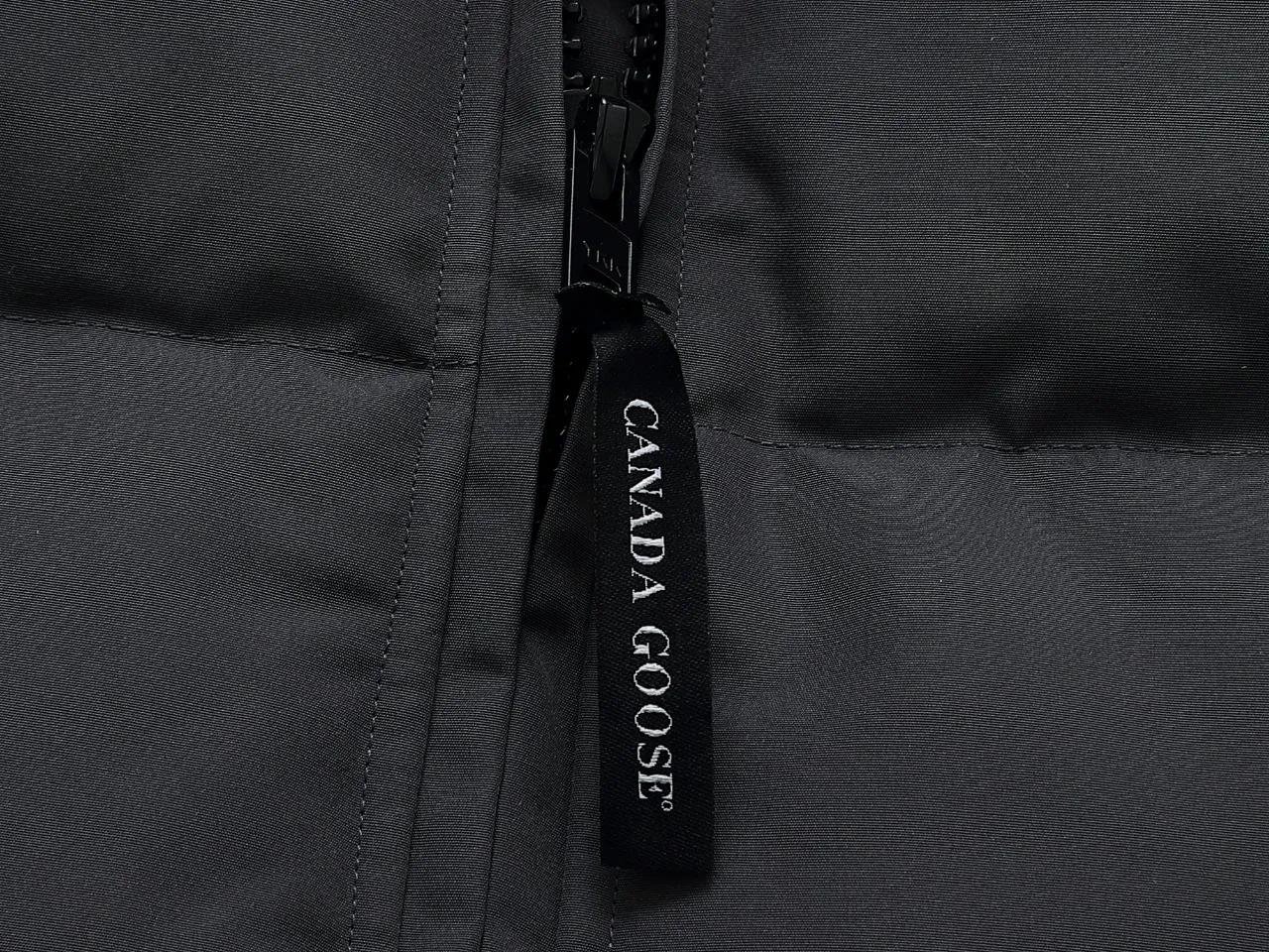 P740 Canada Goose Canada Goose #Expedition04 Parker, a treasure of Canadian origin! Limited supply worldwide! Canada Goose Model 04 is a top-notch couple model. The polar cold-proof outdoor series fur collar detachable hooded parka down jacket is the first Goose in 2024. I hope my partners will like it. Peak quality. I hope everyone can identify it together! The most popular cool items of the Big Goose family in 2024 are online. The same popular product of Yi Yang Qianxi is said to be a joint limited edition Big Goose that cannot be bought in autumn and winter. If you dislike the sameness of the Big Goose in the past, then this model will definitely give you a different experience! This year's most powerful couple's collection for autumn and winter is online, a top-notch luxurious ready-to-wear style, paired with an outdoor warm down jacket with great style and charm! The most standard and classic items of the Daye family in the past two years are equipped with unique reflective stripes for embellishment, which further shows the high-end fashion performance effect. With the embellishment of hardware buckles, it has excellent performance effect. The upper body is clean, simple and elegant, even for urban leisure. It is suitable for various occasions. Designed with large pockets, this model has a large capacity and is equipped with reflective stripes, making it safer at night. It is suitable for various adventure activities. It is made of windproof and waterproof technical materials. The interior is filled with full white duck down, which is absolutely cold-proof and warm. It also has a stand-up collar design and fine fluff at the collar, with meticulous attention to detail! The charm of this model is also more spiritual, and the upper body has more temperament and specifications. It perfectly shows the ultra-high standard of fashionable performance of this model, integrating outdoor and life, and you can even create high-street wear! The most pinnacle limited-edition goose that we have presented so far, both in terms of design and detailed materials, it is completely outstanding. The grand and evergreen version design is matched with cool reflective elements. The overall appearance can be said to be quite high, and it has that kind of powerful outdoor performance! It combines high-end casual attributes with high-street style. It is high-grade, domineering, warm, and beautiful. The visibility of the upper body is quite strong, and the configuration of the owl element is highly brand-recognizable. The overall brand performance and visual effects are fully enhanced, and it also has a sense of high-end fashion and fashionable performance. It is a top-quality product that must be purchased, because this is the most awesome down brand on the earth and one of Canada's three national treasure brands. It is also a very sentimental down luxury brand. In the field of polar cold-proof clothing, Goose has made an irreplaceable contribution.